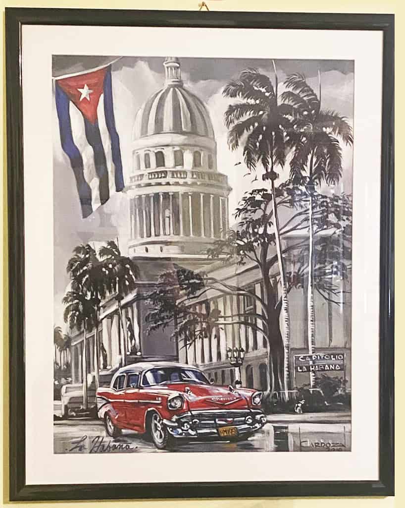 Dipinto di Cuba con il Capitolio, la bandiera cubana e una vecchia automobile rossa