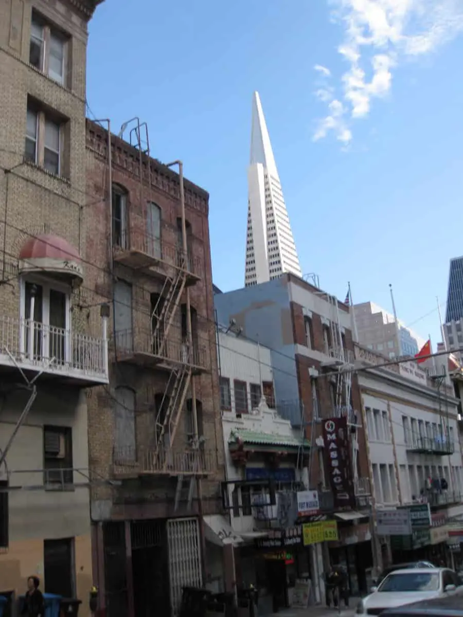 San Francisco Chinatown street scene with traditional architecture, home to surname associations like the Sun Association of America that served as governance institutions for the Chinese diaspora.