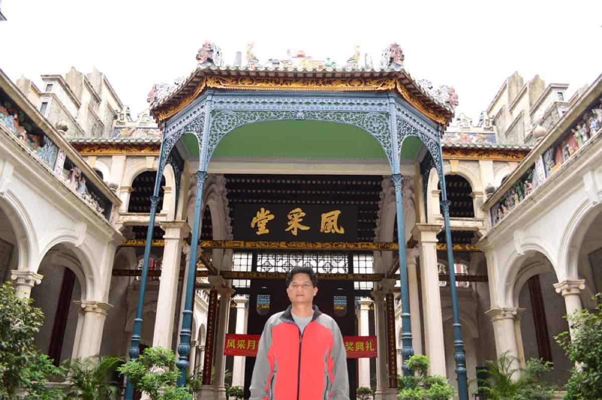 Interior courtyard of the Dihai Fengcai Hall — arcaded two-story wings around a central pavilion with green-tiled roof, red banners and the Fengcai Hall (風采堂) plaque