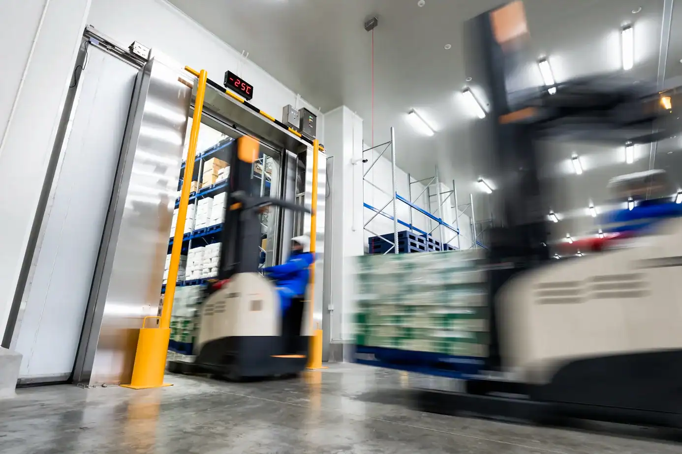 Cold storage rapid doors for freezer logistics and temperature-controlled warehouse operations