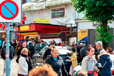Drukte en wachtrij bij hotdogkraam Trekroneren in Bergen, Noorwegen, de beste hotdogs ter wereld