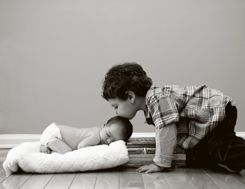 newborn-photo-kiss