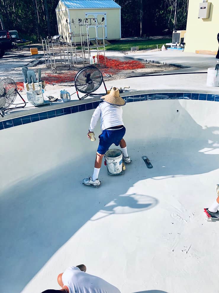 main repairing a pool