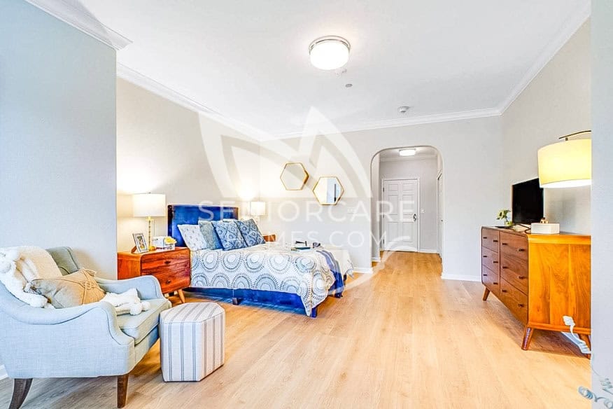 Beautiful, bright and modern private bedroom at Sunrise Danville