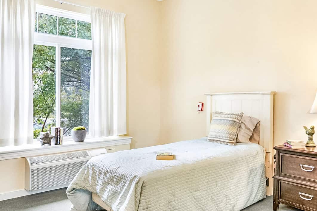 Bright, private bedroom in Ivy Park Huntington Beach