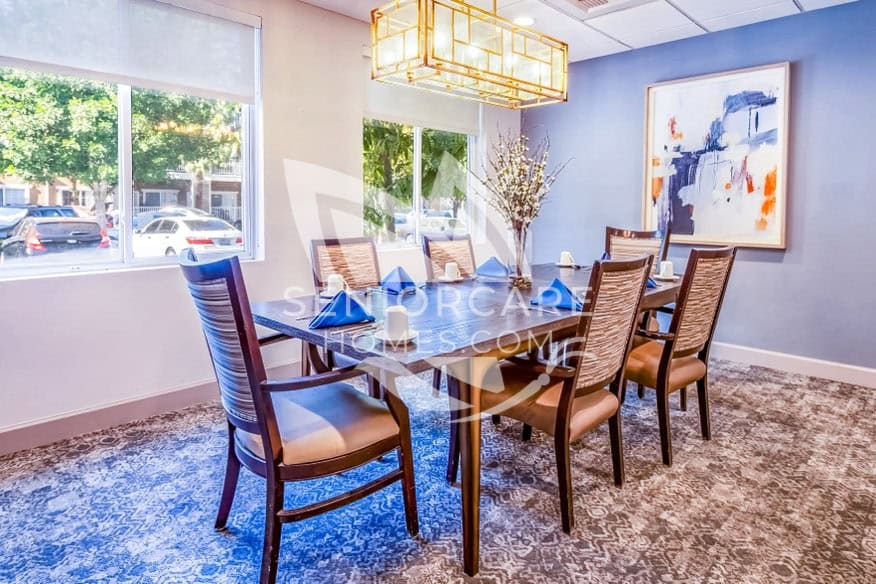 Beautiful Dining room with lots of light at Discovery Commons Raincross Senior Living