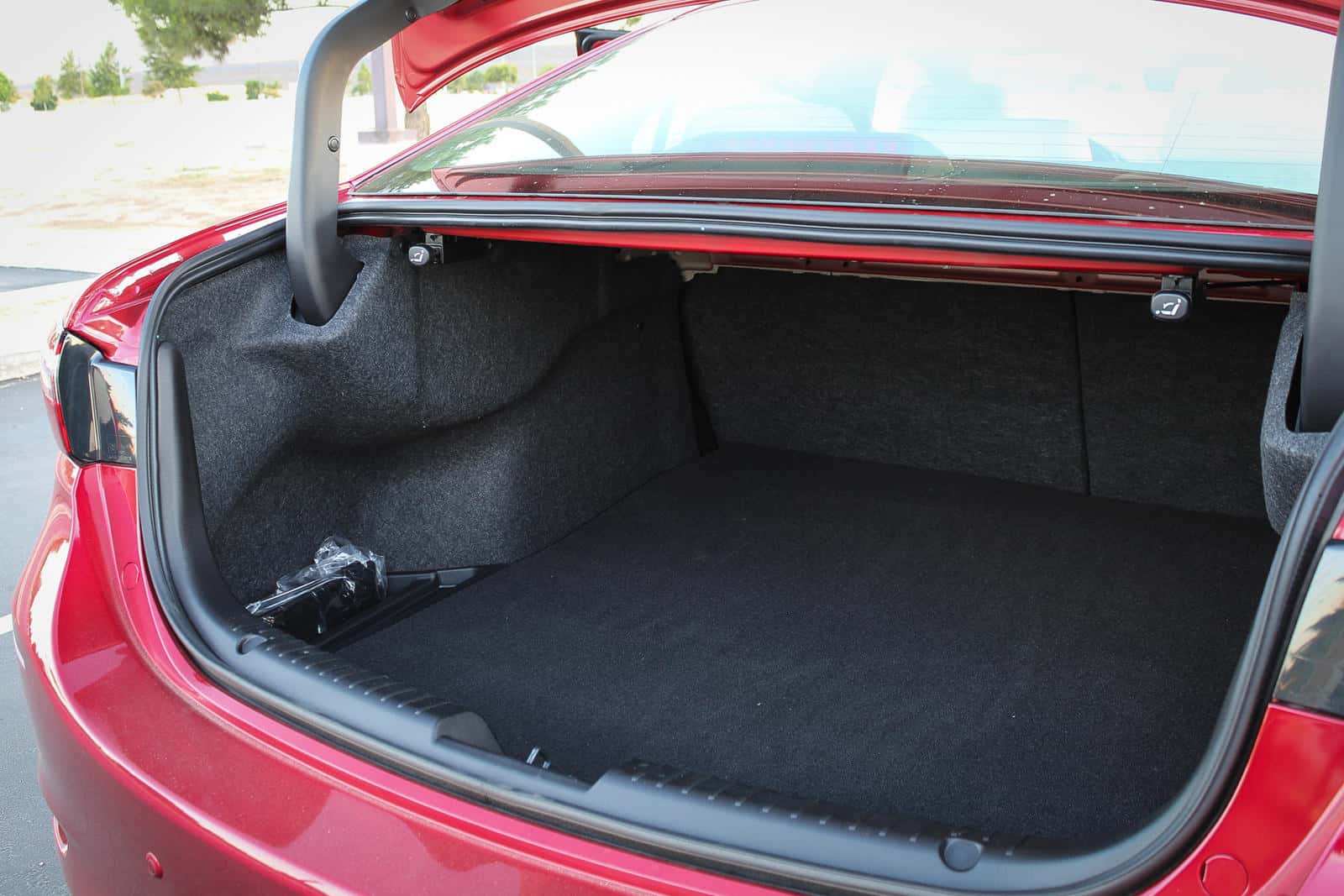 Luggage area kit for Mazda 6, enhancing trunk organization and protection.