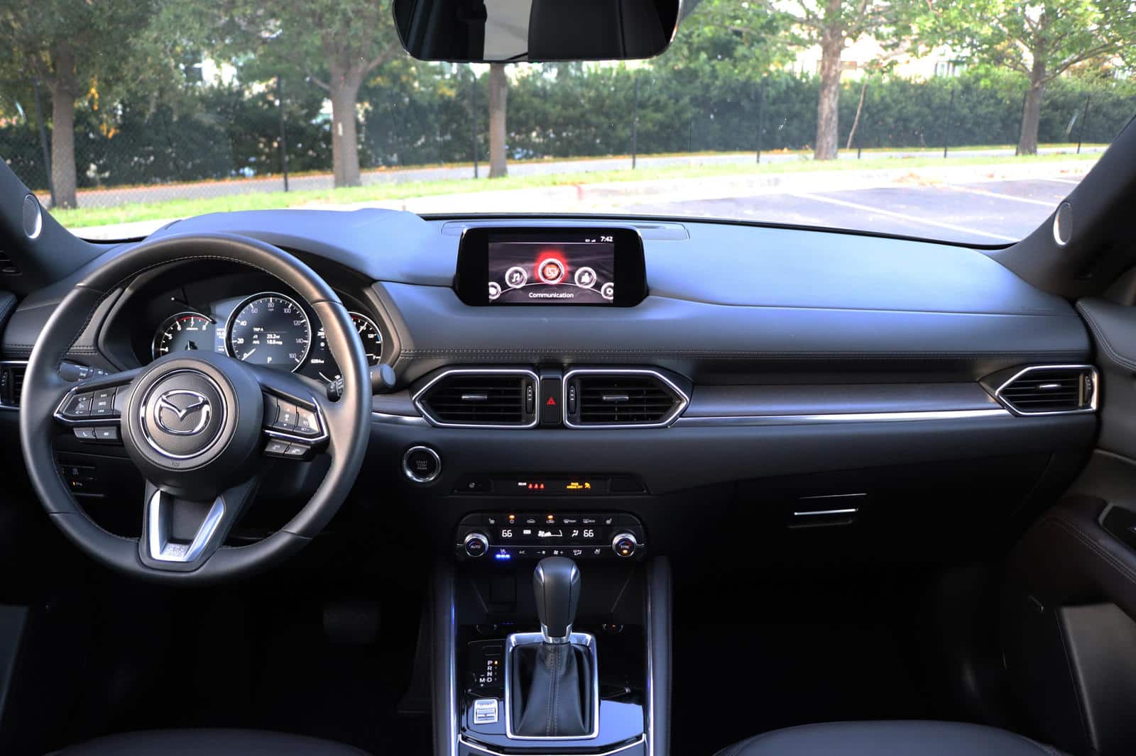 Interior upgrade for Mazda CX-5 2019, including dashboard and console accessories.