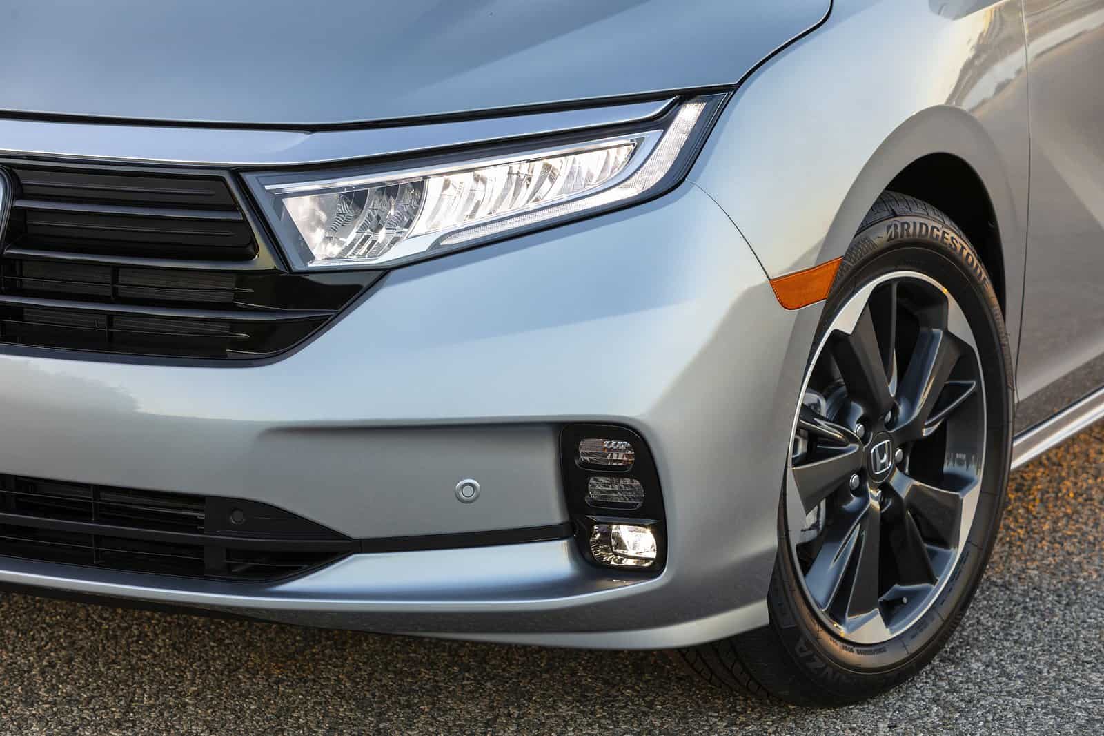 Honda Odyssey headlamp and fog lamp kit for enhanced visibility and style.