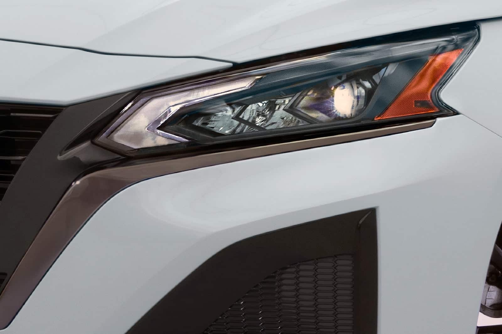 Nissan Altima headlamp and fog lamp kit for enhanced visibility and style.