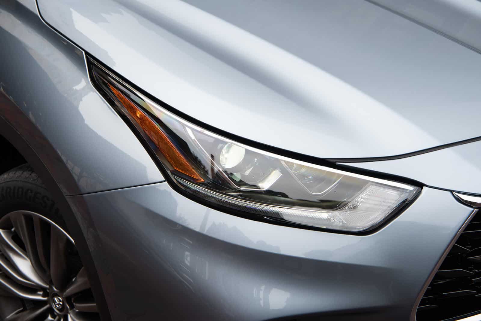 High-quality Toyota Highlander headlamp and fog lamp kit for enhanced visibility and style.
