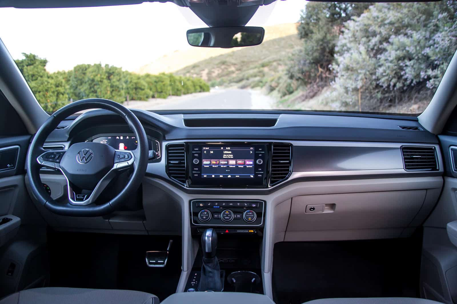 Interior dashboard and infotainment system of Volkswagen Atlas.
