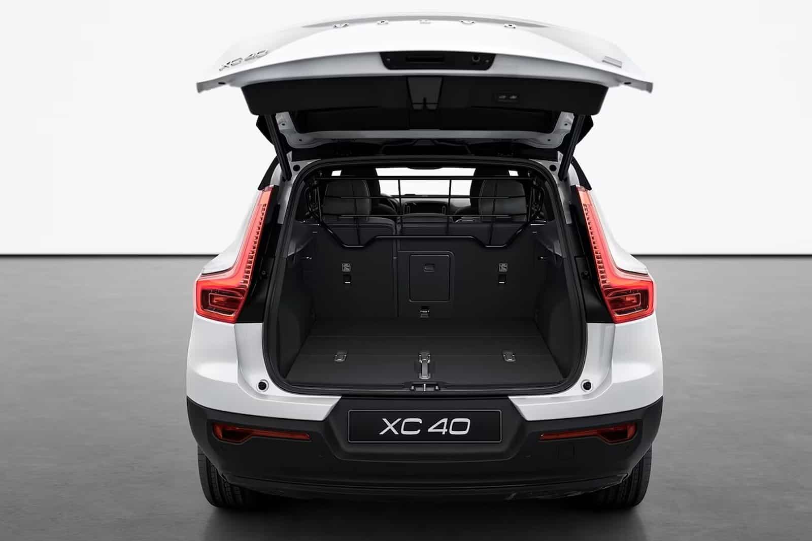 Volvo XC40 trunk cargo area kit for enhanced storage and organization.