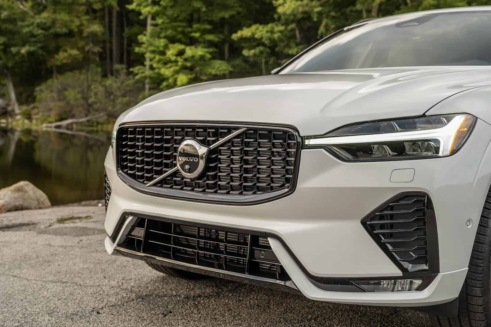 Volvo XC60 headlamp assembly for improved visibility and style.