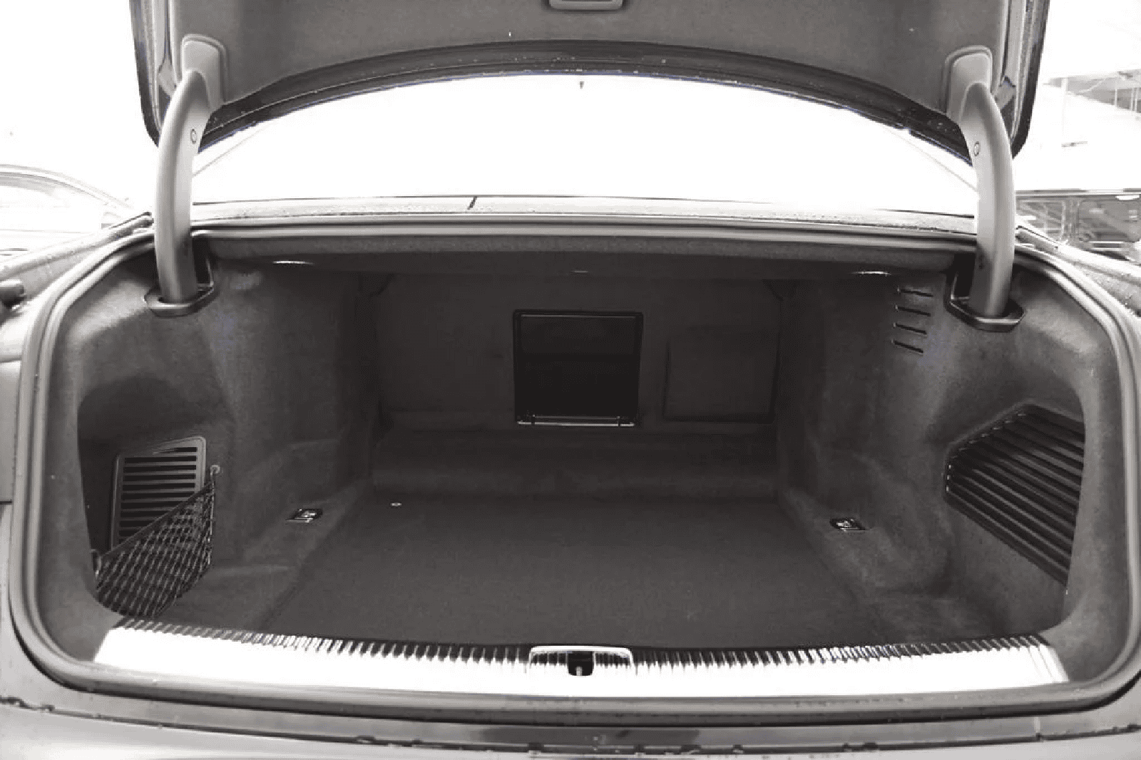 Luggage area kit for Audi A8L, designed to improve trunk storage and protect the interior.