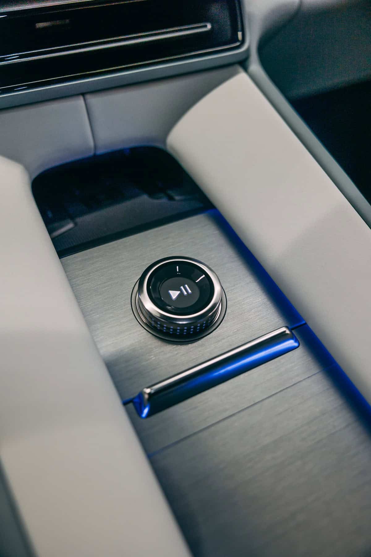 Close-up of Polestar 4 interior control dial with premium finish.