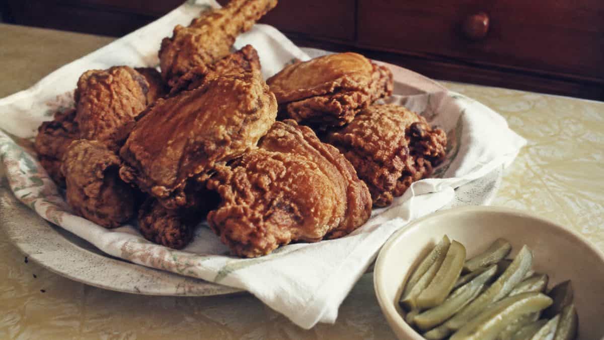 12 Comfort Foods That Taste Better Made the Old-Fashioned Way 12 Homemade buttermilk fried chicken.