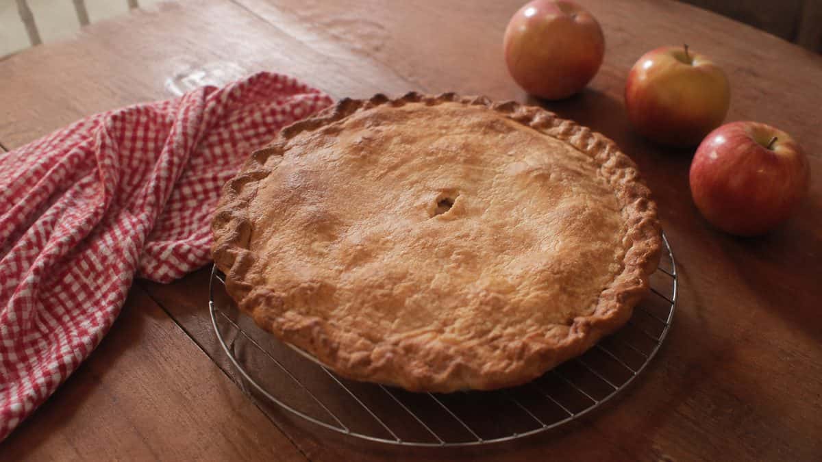 12 Comfort Foods That Taste Better Made the Old-Fashioned Way 5 Baked apple pie
