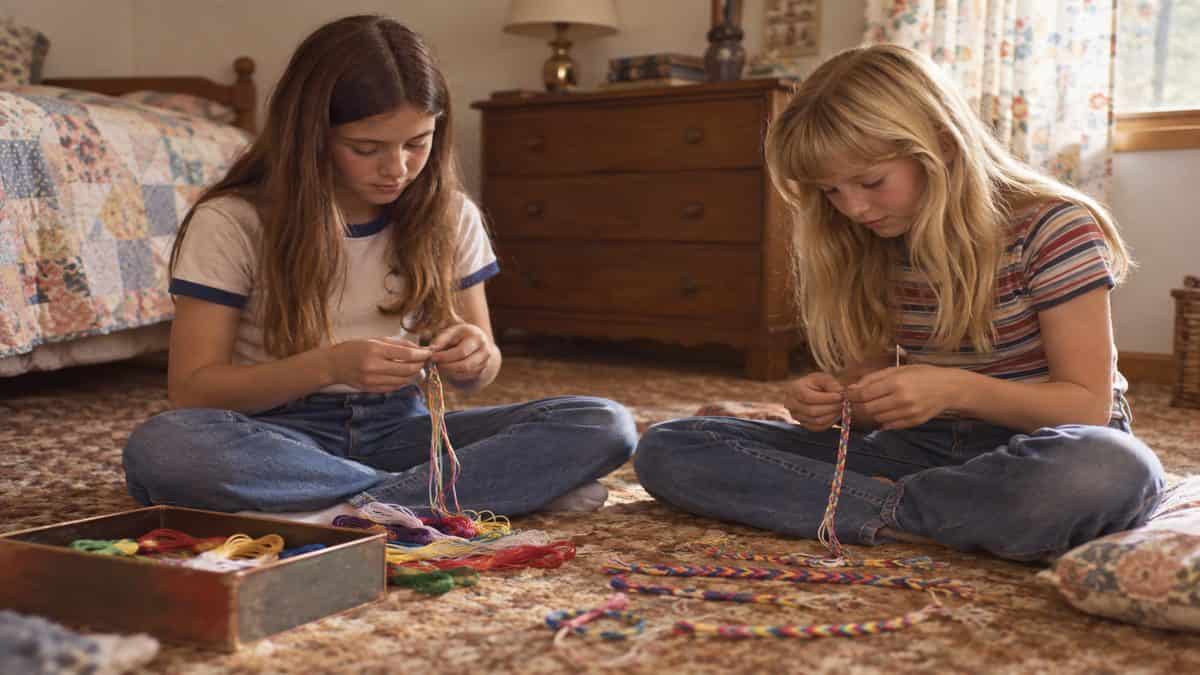 Before Screens: How We Entertained Ourselves 12 Kids weaving friendship bracelets