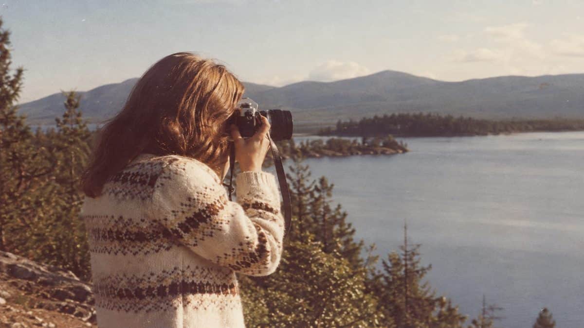 17 Life Skills We Learned Without the Internet That Made Us Smarter 18 Real vintage photograph of someone holding or using a classic film camera.
