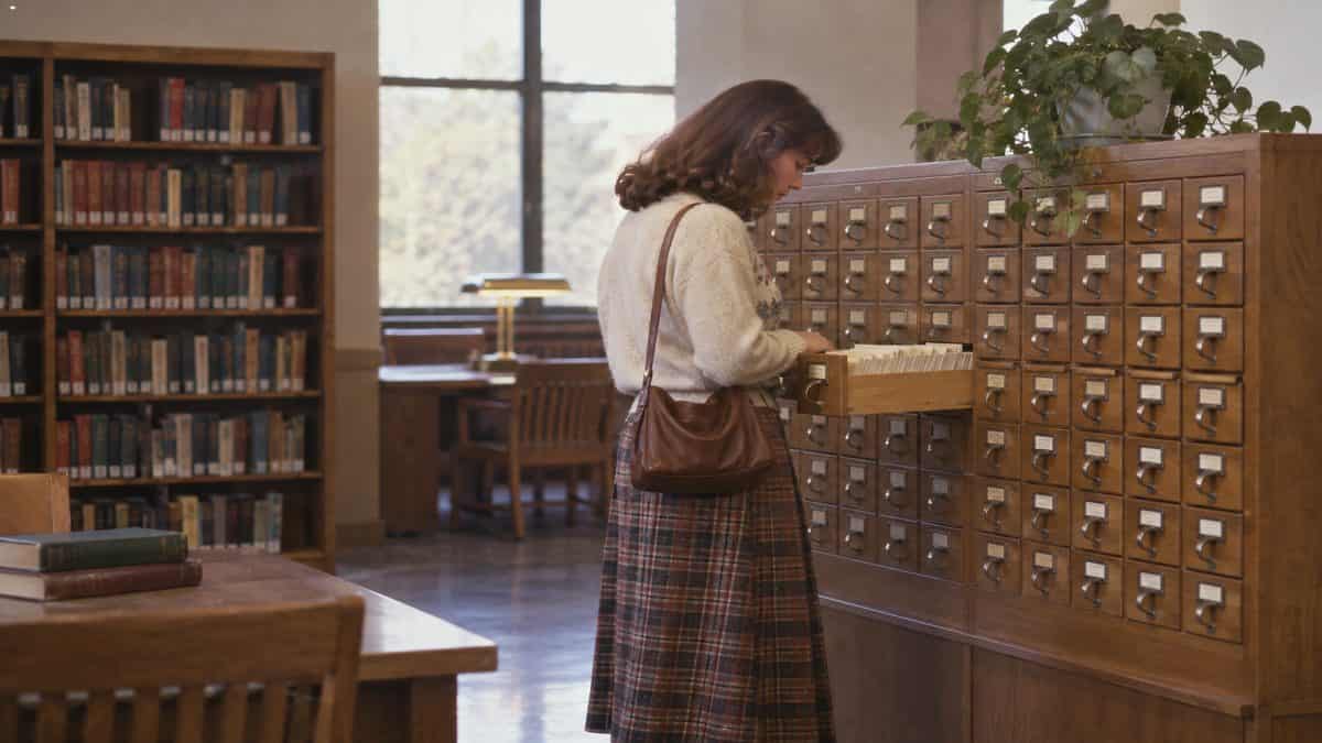 17 Life Skills We Learned Without the Internet That Made Us Smarter 8 Someone using a library card catalog