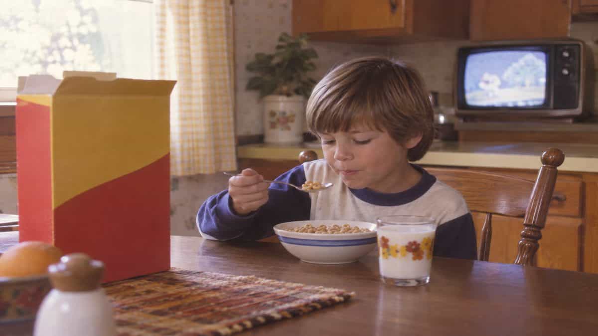 16 Saturday Morning Rituals Today's Kids Will Never Experience 3 Child eating cereal.