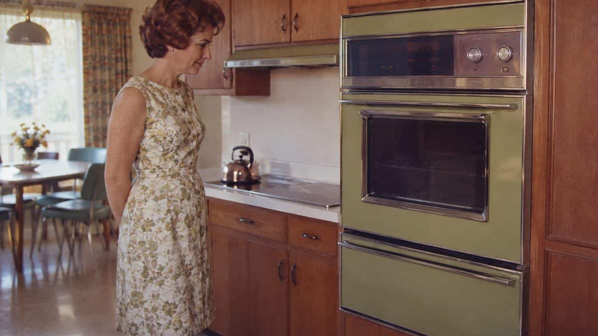 Forgotten 1960s Products That Were Ahead of Their Time 2 Historical archival photo of a 1967 Amana Radarange