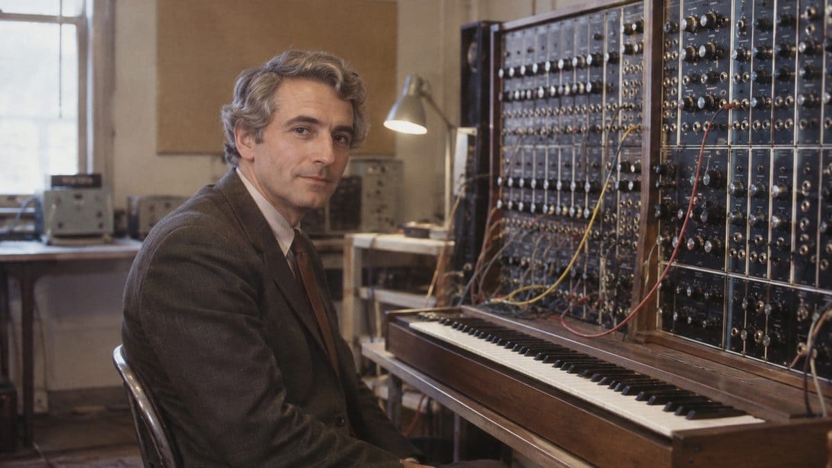 Forgotten 1960s Products That Were Ahead of Their Time 9 Robert Moog with a synthesizer
