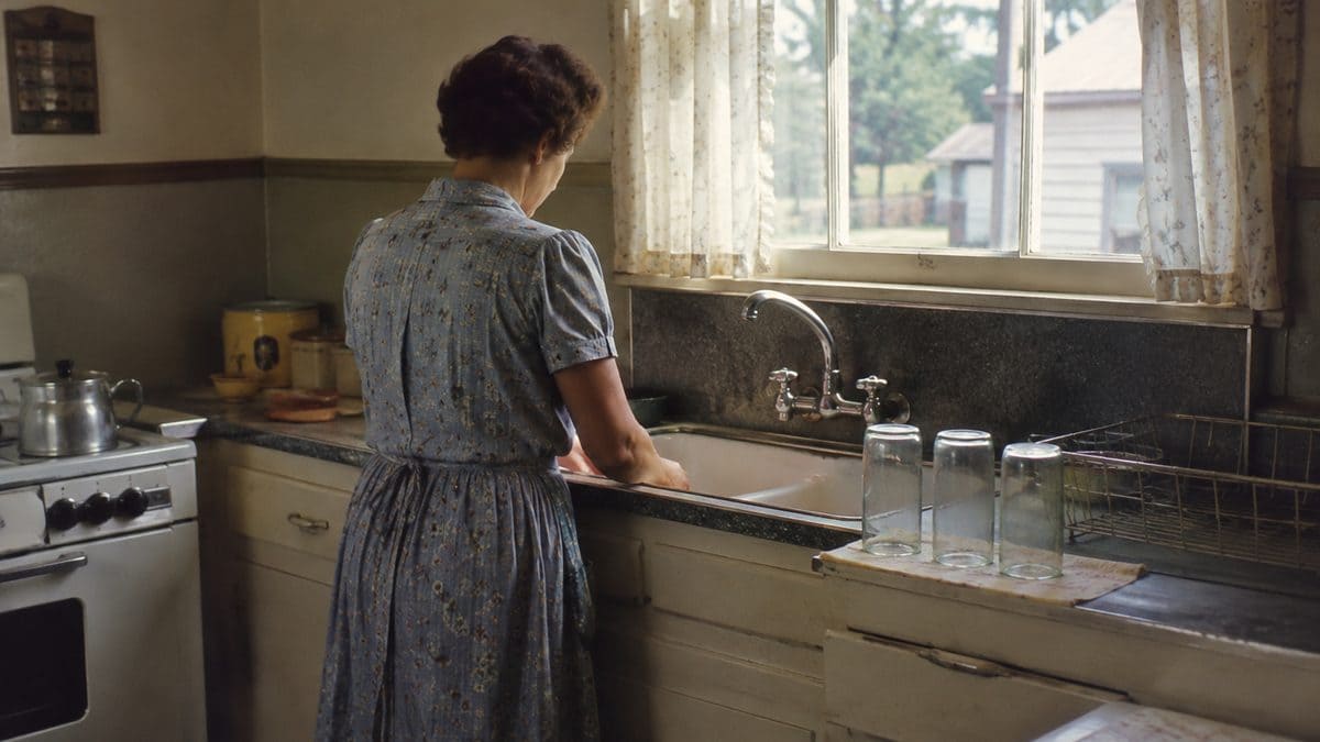 12 Things Every Kid Who Grew Up With a Milkman Remembers 7 Housewife washing glass milk bottles