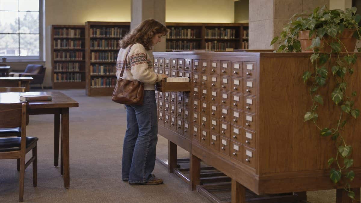 Life Skills Our Generation Mastered That Barely Exist Anymore 13 Someone using a library card catalog