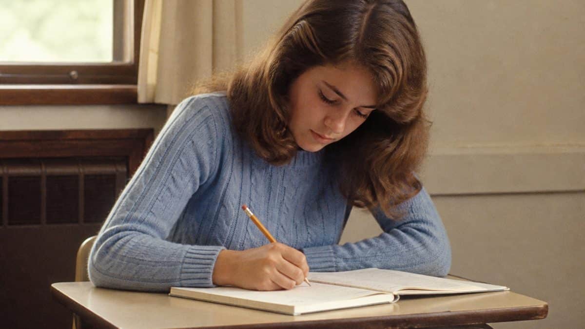 Life Skills Our Generation Mastered That Barely Exist Anymore 3 Someone writing in cursive