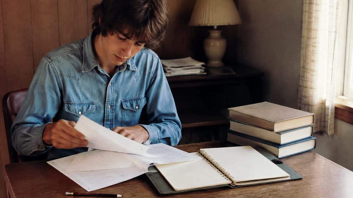 12 Basic Life Skills We Learned in Home Economics That Kids Don't Learn Today 10 Someone managing a schedule or studying
