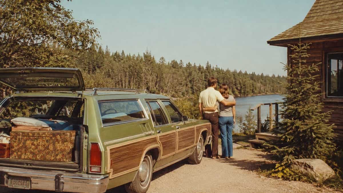 13 Family Road Trip Rituals from the '70s Nobody Does Anymore 14 Genuine vintage snapshot of a family arriving at a vacation destination next to their car.