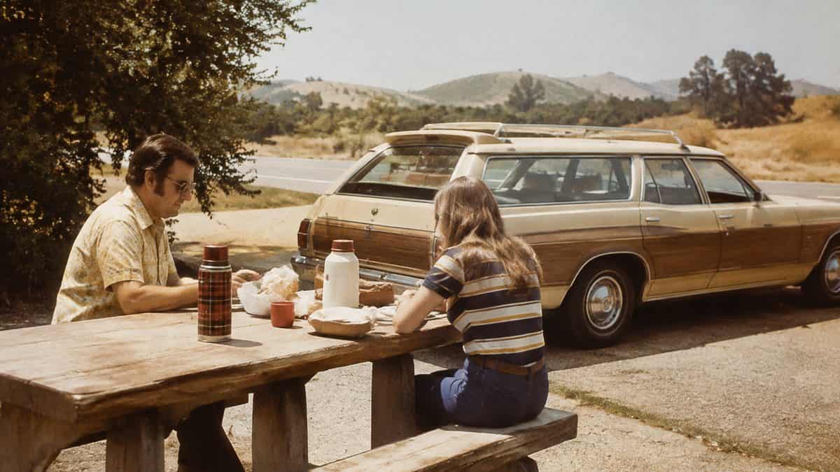 13 Family Road Trip Rituals from the '70s Nobody Does Anymore 4 Authentic 1970s photo of a family roadside picnic.