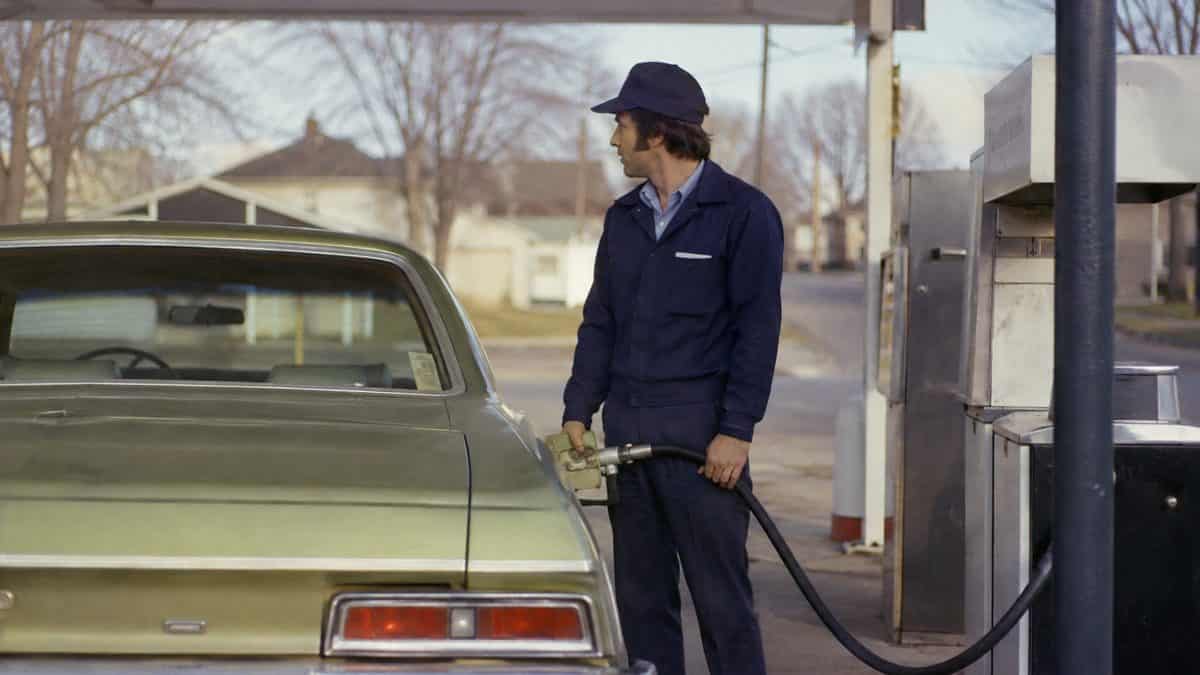 13 Family Road Trip Rituals from the '70s Nobody Does Anymore 6 Authentic 1970s photo of a gas station attendant.
