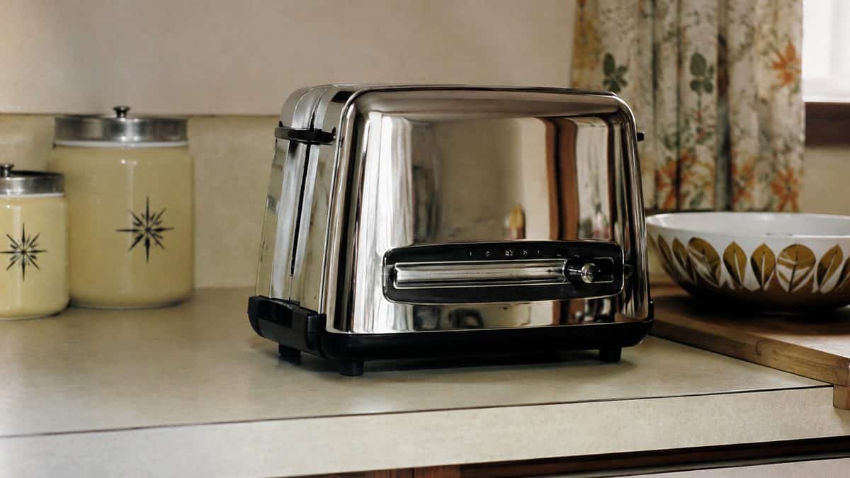 14 Vintage Kitchen Appliances from the '60s Worth a Small Fortune Today 13 Sunbeam Radiant Control Toaster