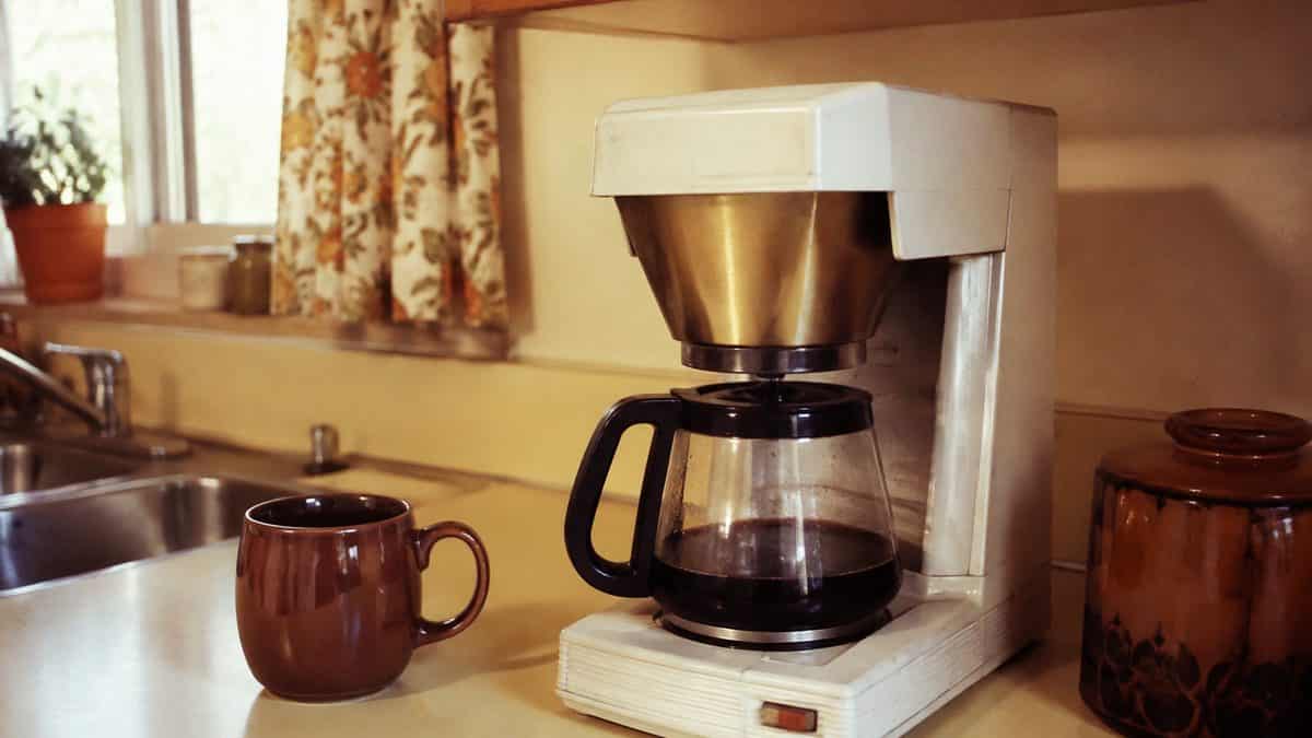 14 Vintage Kitchen Appliances from the '60s Worth a Small Fortune Today 14 Universal Coffeematic