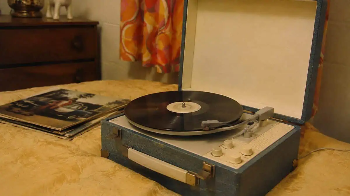 16 Things Every Kid Had in Their Bedroom in the '70s 14 Photograph of a real vintage 1970s portable record player, like a Fisher-Price or Crosley style.
