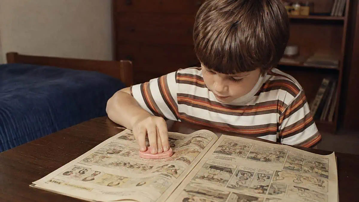 16 Things Every Kid Had in Their Bedroom in the '70s 17 Child using Silly Putty on a real comic strip