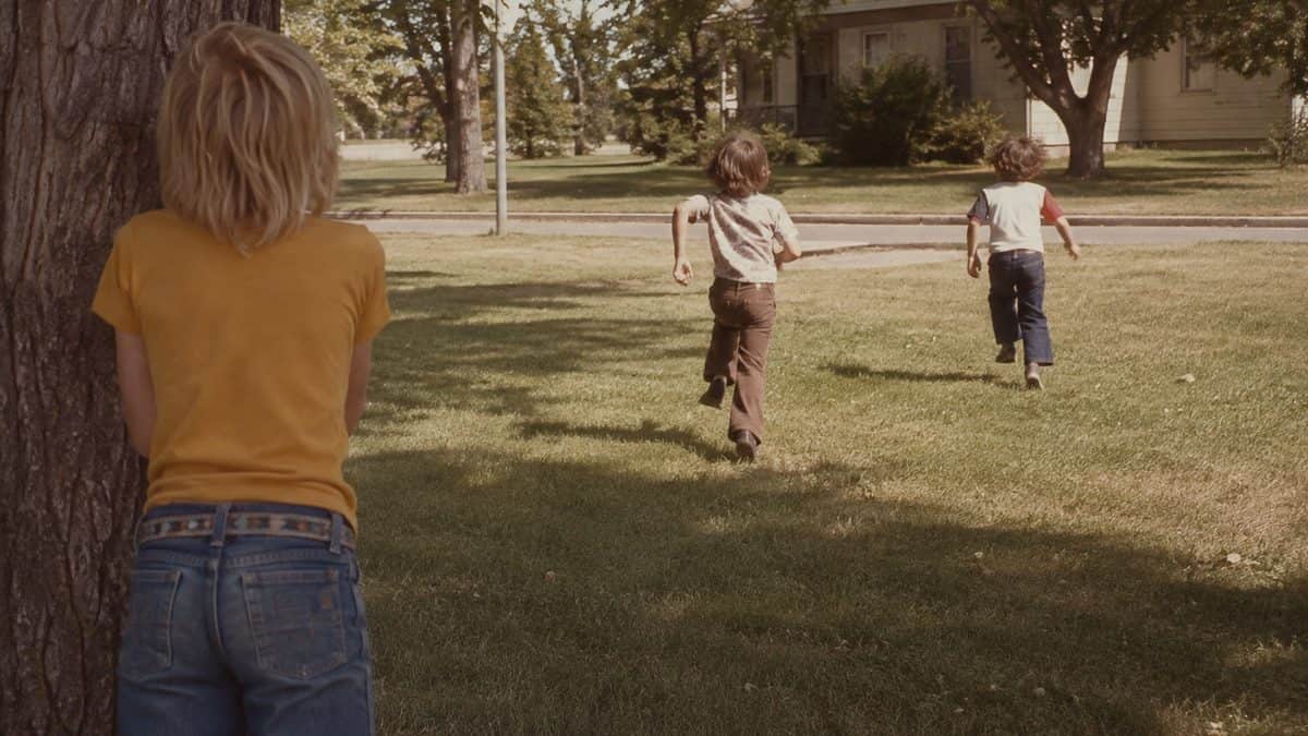 Backyard Games from the '70s That Kept Kids Outside Until Dark 3 Authentic vintage 1970s photograph of kids playing a running game outdoors.