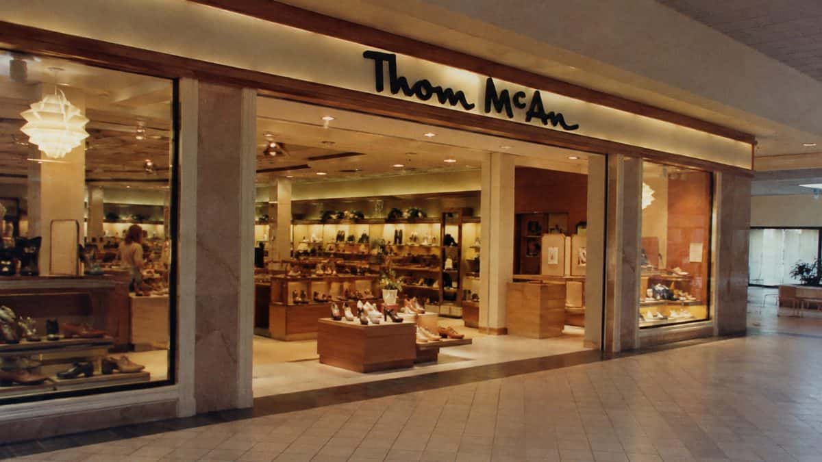 15 Mall Stores from the '80s That We Still Miss 13 Thom McAn shoe store.