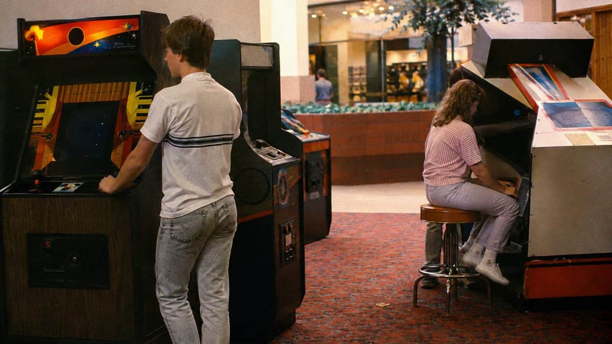 15 Mall Stores from the '80s That We Still Miss 15 1980s mall arcade with real people playing classic games