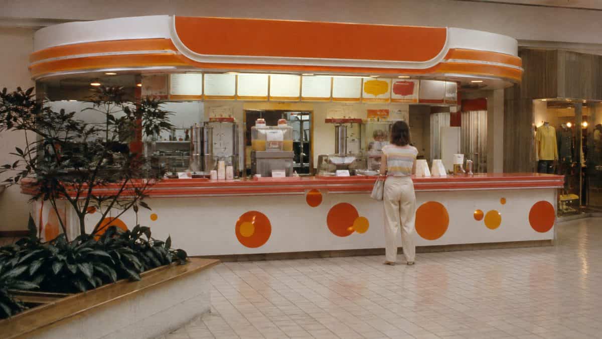 15 Mall Stores from the '80s That We Still Miss 3 Authentic 1980s photo of an Orange Julius mall stand