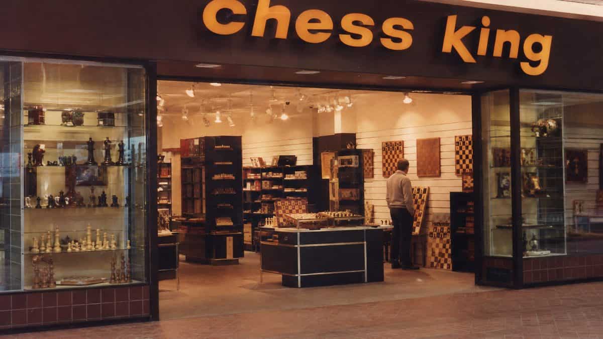 15 Mall Stores from the '80s That We Still Miss 5 Authentic 1980s photograph of a Chess King storefront