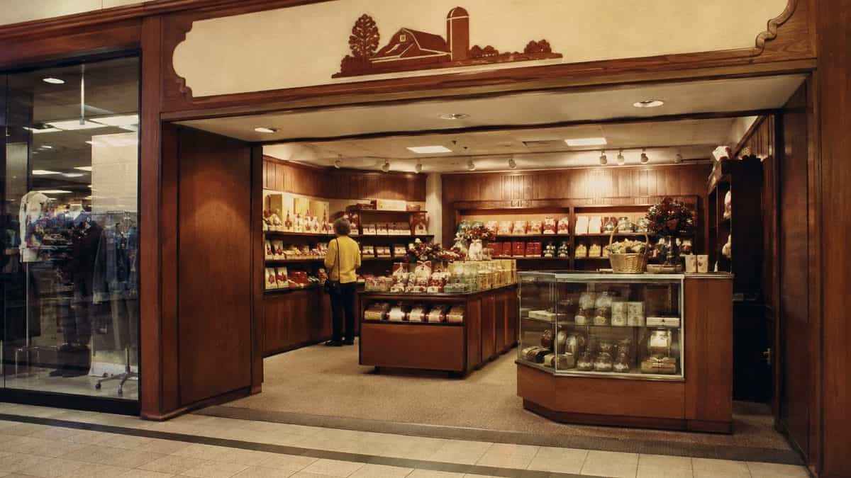 15 Mall Stores from the '80s That We Still Miss 6 Hickory Farms mall store