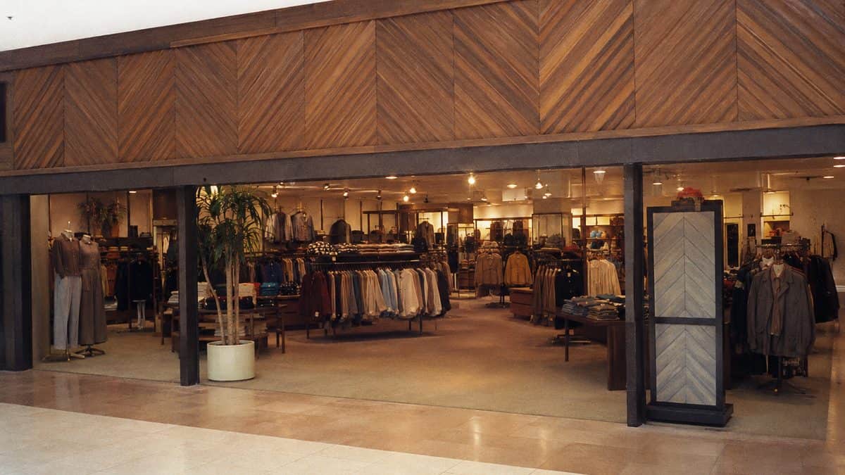 15 Mall Stores from the '80s That We Still Miss 9 Authentic 1980s photo of a Karmelkorn storefront.