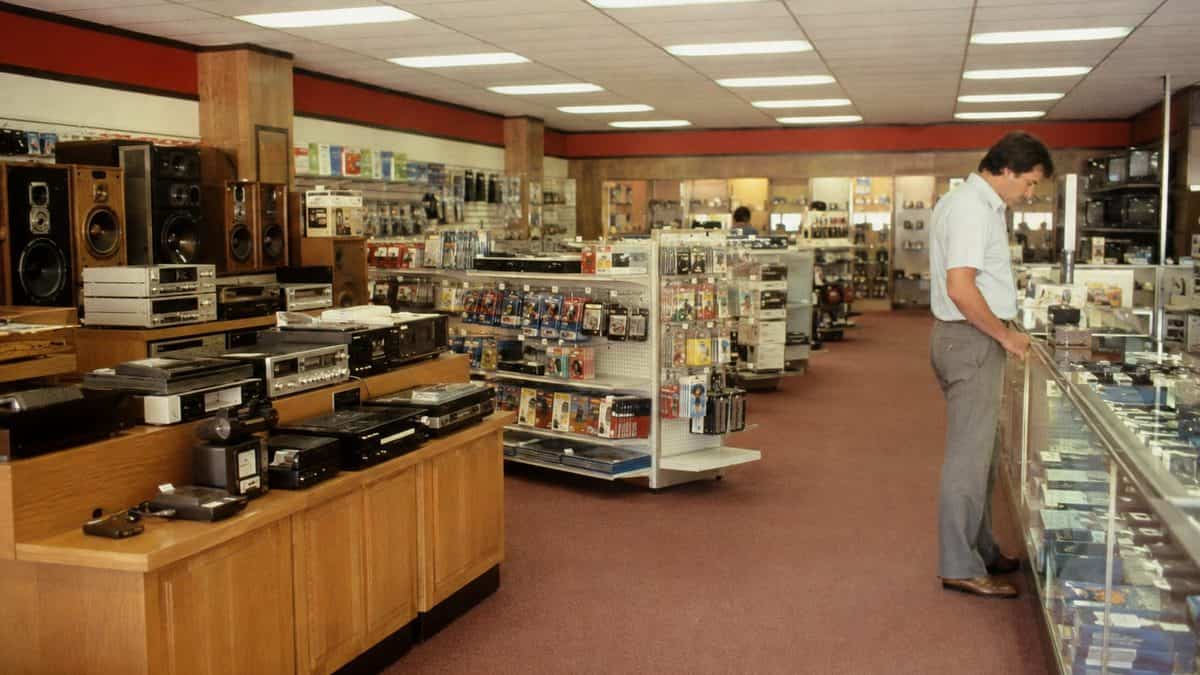 15 Mall Stores from the '80s That We Still Miss 10 Authentic 1980s photo of a Radio Shack interior.