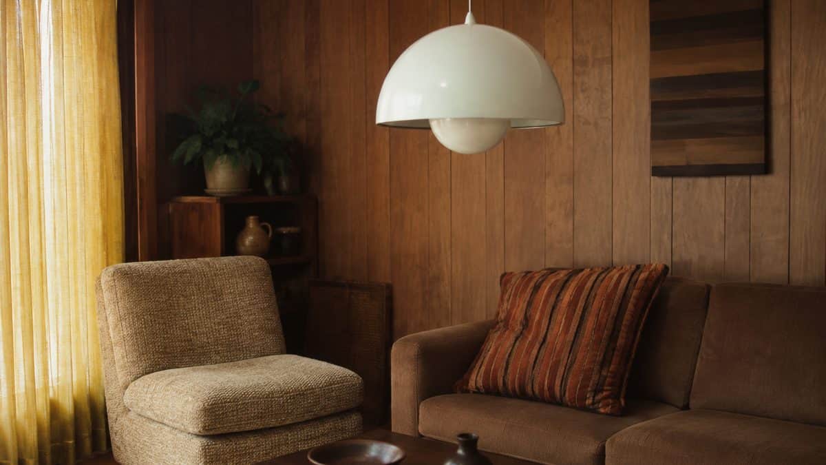 13 Vintage Home Decor Items from the '70s Worth Serious Money Now 2 Vintage Verner Panton lamp in a 1970s room.