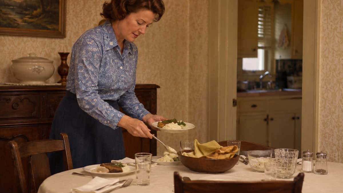 12 Forgotten Dinner Table Rules That Would Surprise Kids Today 3 Genuine retro photograph of a mother serving dinner