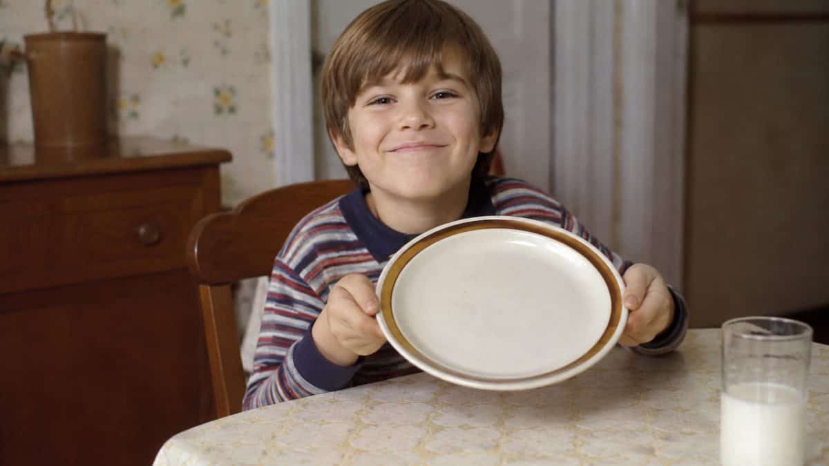12 Forgotten Dinner Table Rules That Would Surprise Kids Today 4 Child showing an empty plate